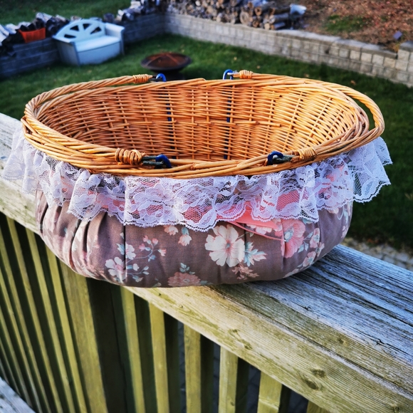 Vintage Wicker Basket with Articulated Handles and Padded Fabric Bottom and Lace - Picture 6 of 17